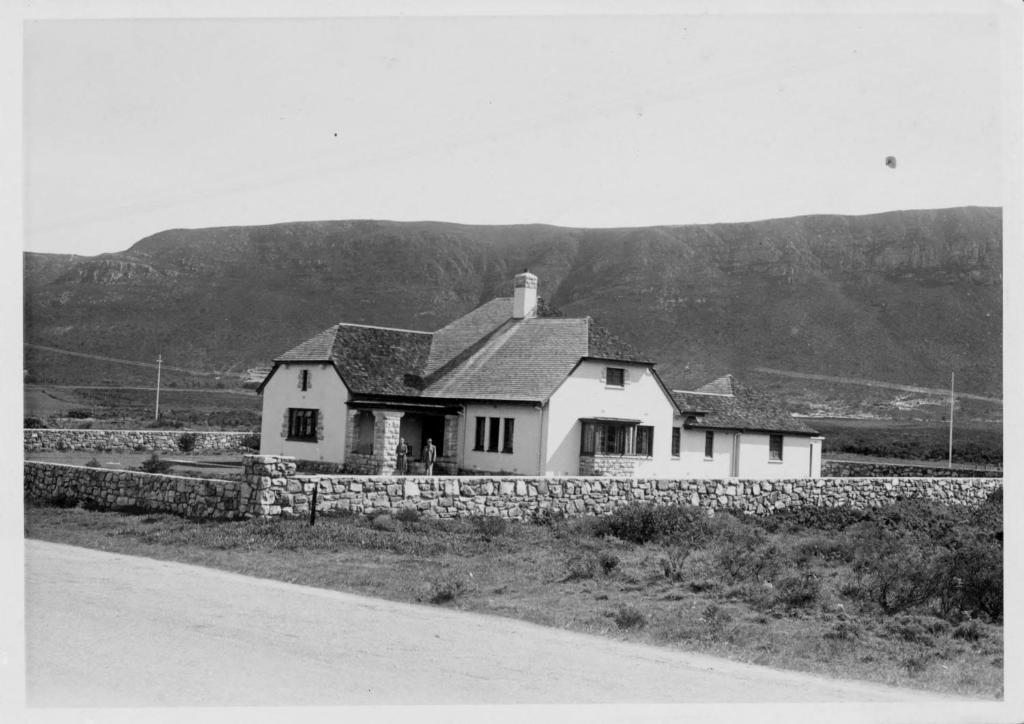Mulligans Guest Lodge Hermanus Bagian luar foto